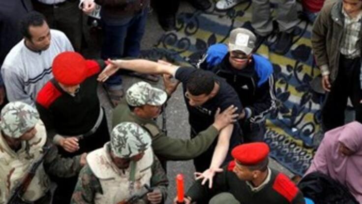 Calma en la plaza de Tahrir, aunque el Ejército intenta desalojarla