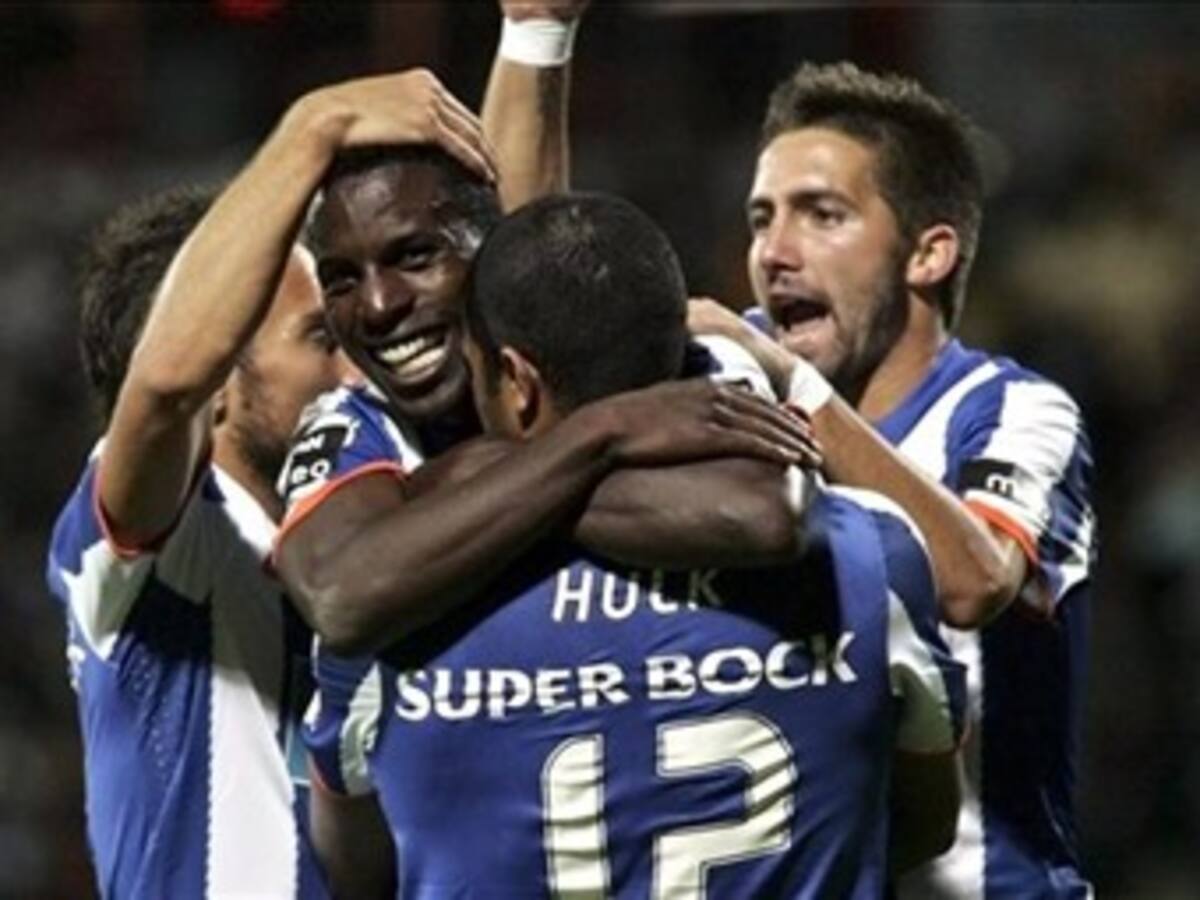 El porto vence a domicilio 2-0 a Nacional de Madeira y es líder en la liga lusa.