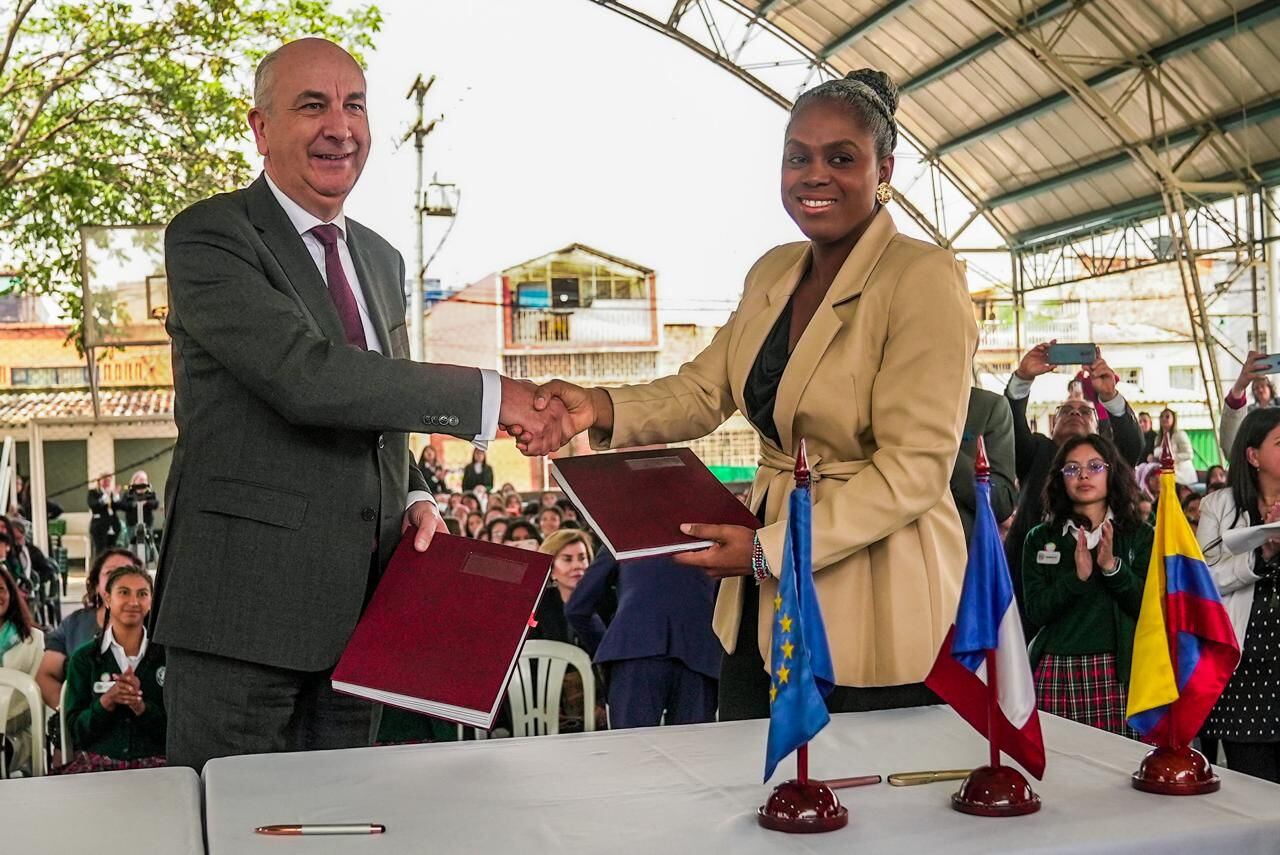 La ministra de Educación, Aurora Vergara Figueroa y el embajador de Francia en Colombia, Frédéric Doré, suscribiendo el acuerdo de creación del Currículo Sugerido para la Enseñanza y el Aprendizaje del Francés como Lengua Extranjera, en el país.