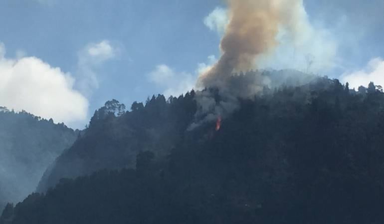 Bomberos realizan  barrido a los puntos del incendio y verificar guarda de cenizas.