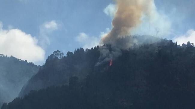 Bomberos realizan barrido a los puntos del incendio y verificar guarda de cenizas.