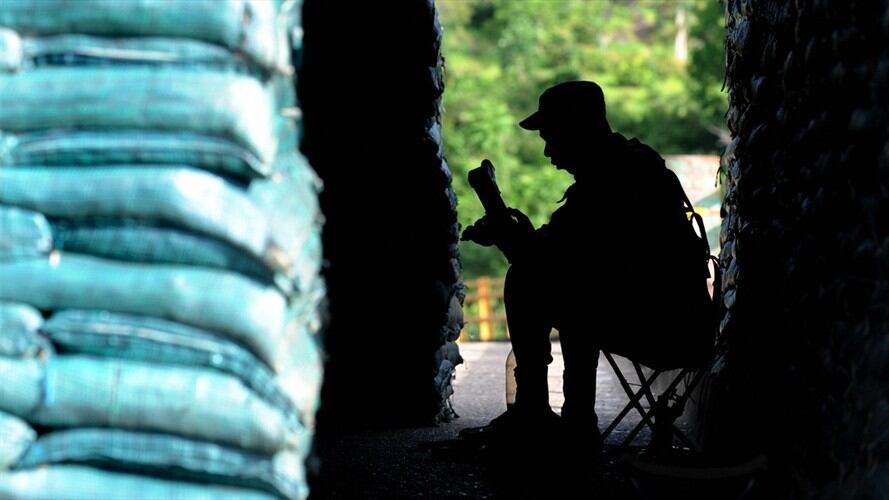 Uno de los policías hizo varios disparos al aire con su arma de dotación. Foto: Getty Images
