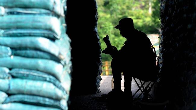 Uno de los policías hizo varios disparos al aire con su arma de dotación. Foto: Getty Images