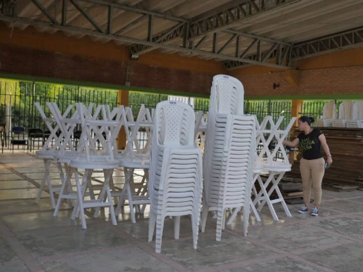Alcaldía verifica instalación de mobiliario en puntos de votación
