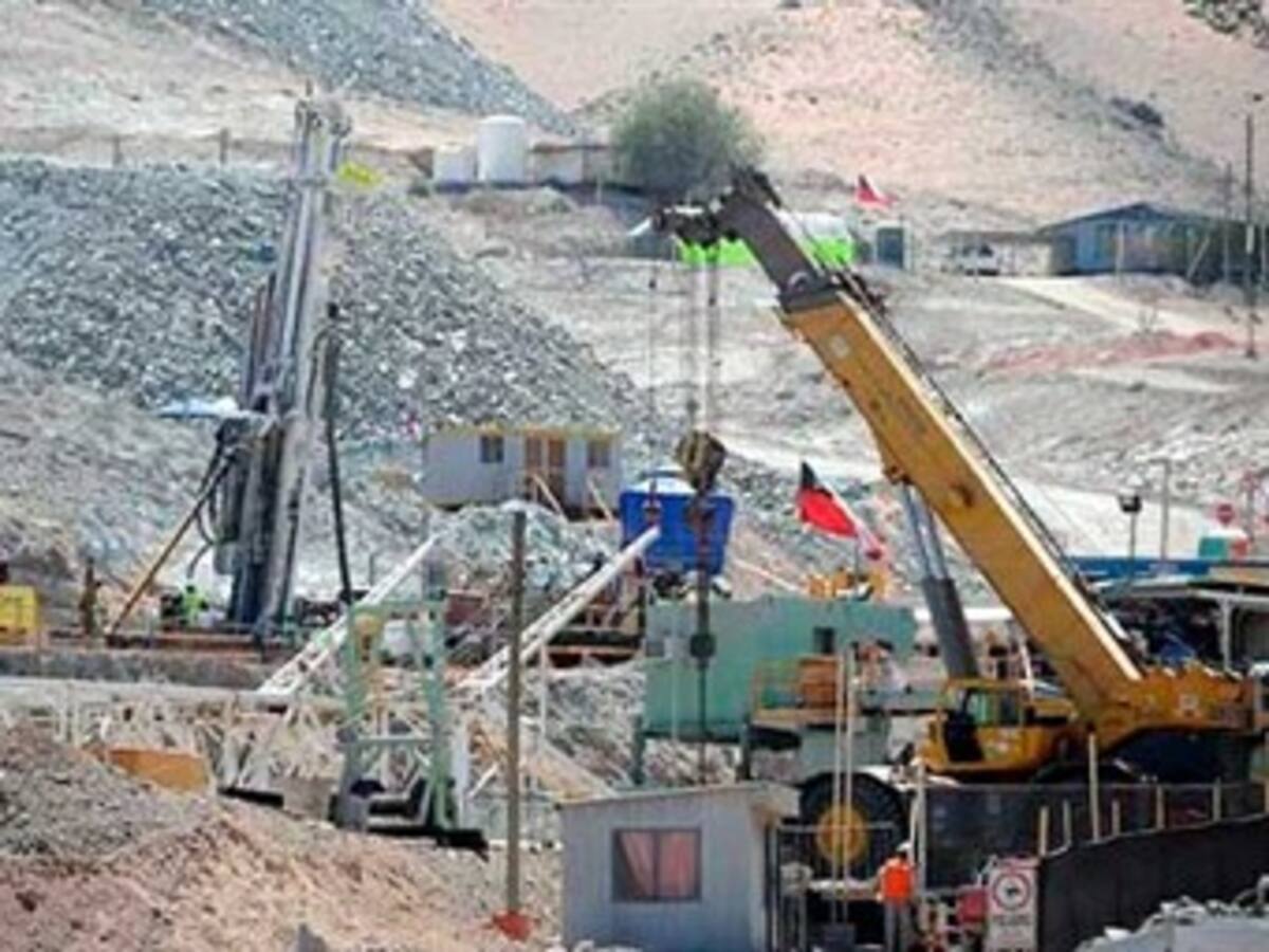 Comienza el 'encamisado' del conducto por el que los mineros de Chile serán evacuados