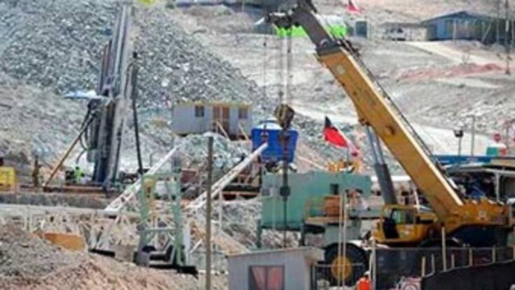 Comienza el 'encamisado' del conducto por el que los mineros de Chile serán evacuados