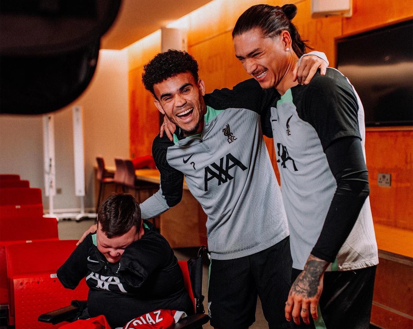 Luis Díaz y Darwin Núñez con Dáire Gorman | Foto: Liverpool