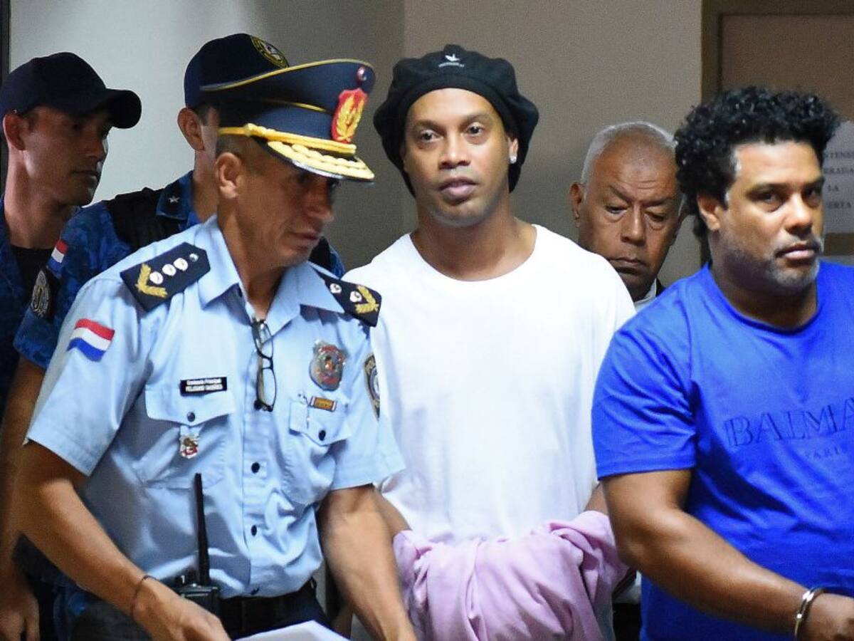 Ronaldinho seguirá en prisión preventiva tras decisión de un juez