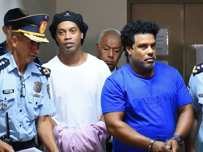 Ronaldinho seguirá en prisión preventiva tras decisión de un juez