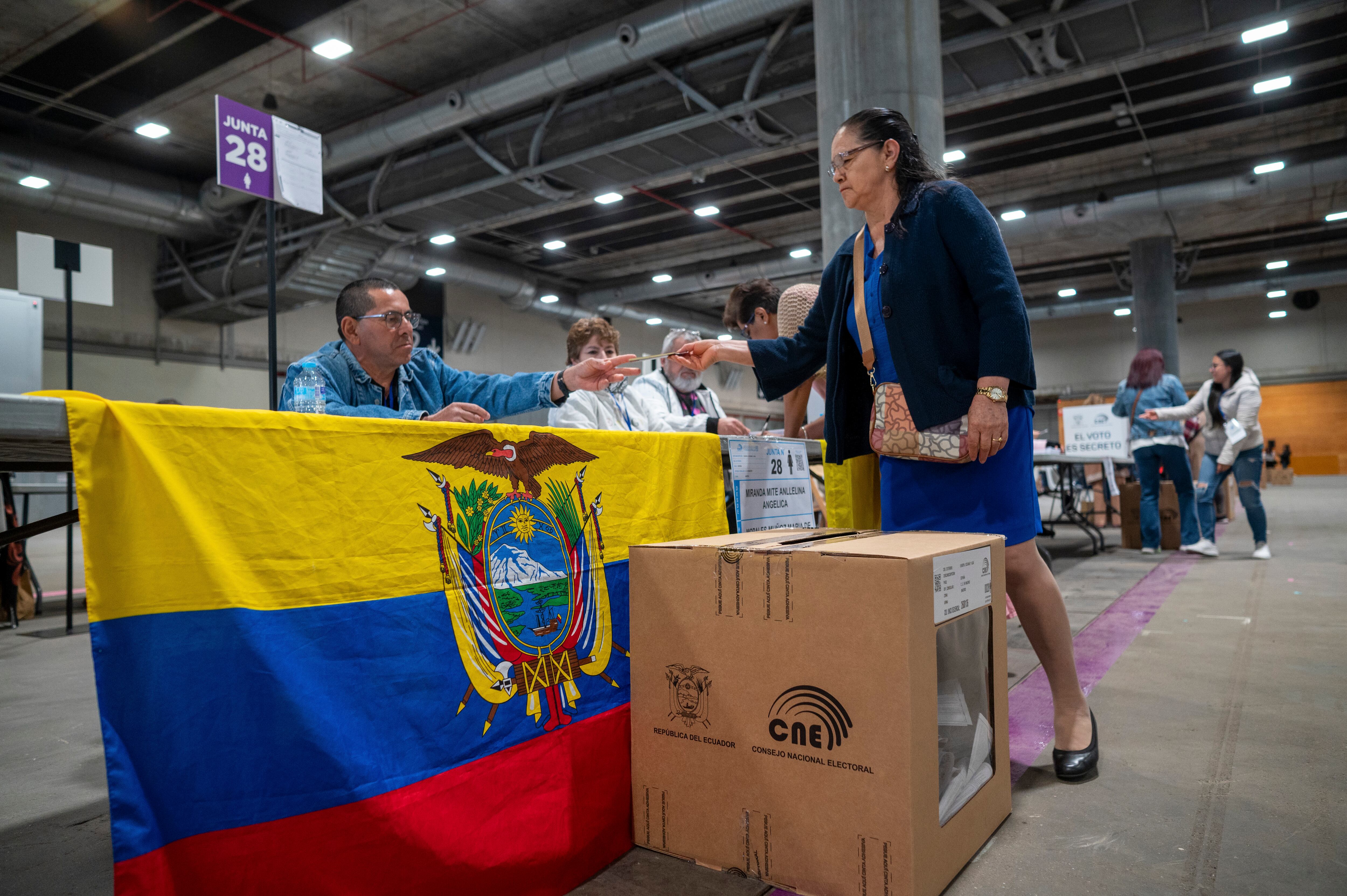 MADRID, 21/04/2024.- Ecuatorianos en España se pronuncian respecto al Referéndum y Consulta Popular 2024 en el IFEMA en Madrid, este domingo. El presidente de Ecuador, Daniel Noboa, mide su respaldo popular en un referéndum para emprender reformas en los sectores de seguridad, empleo y judicial, a menos de un año para nuevas elecciones generales. EFE/ Fernando Villar