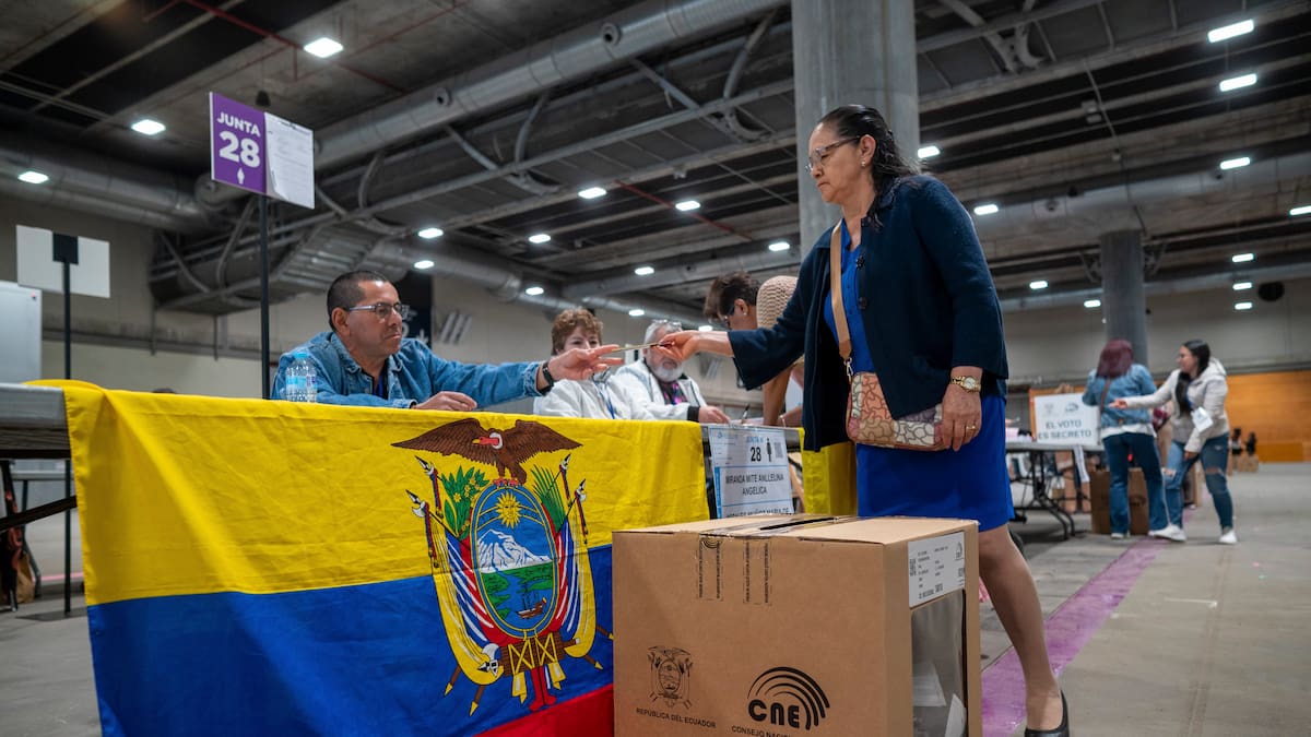 Comienza la votación del referéndum sobre seguridad, justicia y empleo en Ecuador