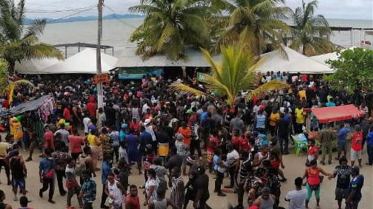 Los migrantes deportados de Panamá a Necoclí están siendo transportados en barcos de Carga