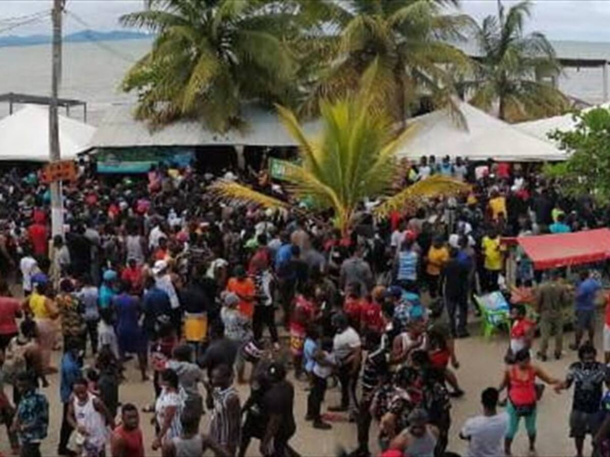 Los migrantes deportados de Panamá a Necoclí están siendo transportados en barcos de Carga