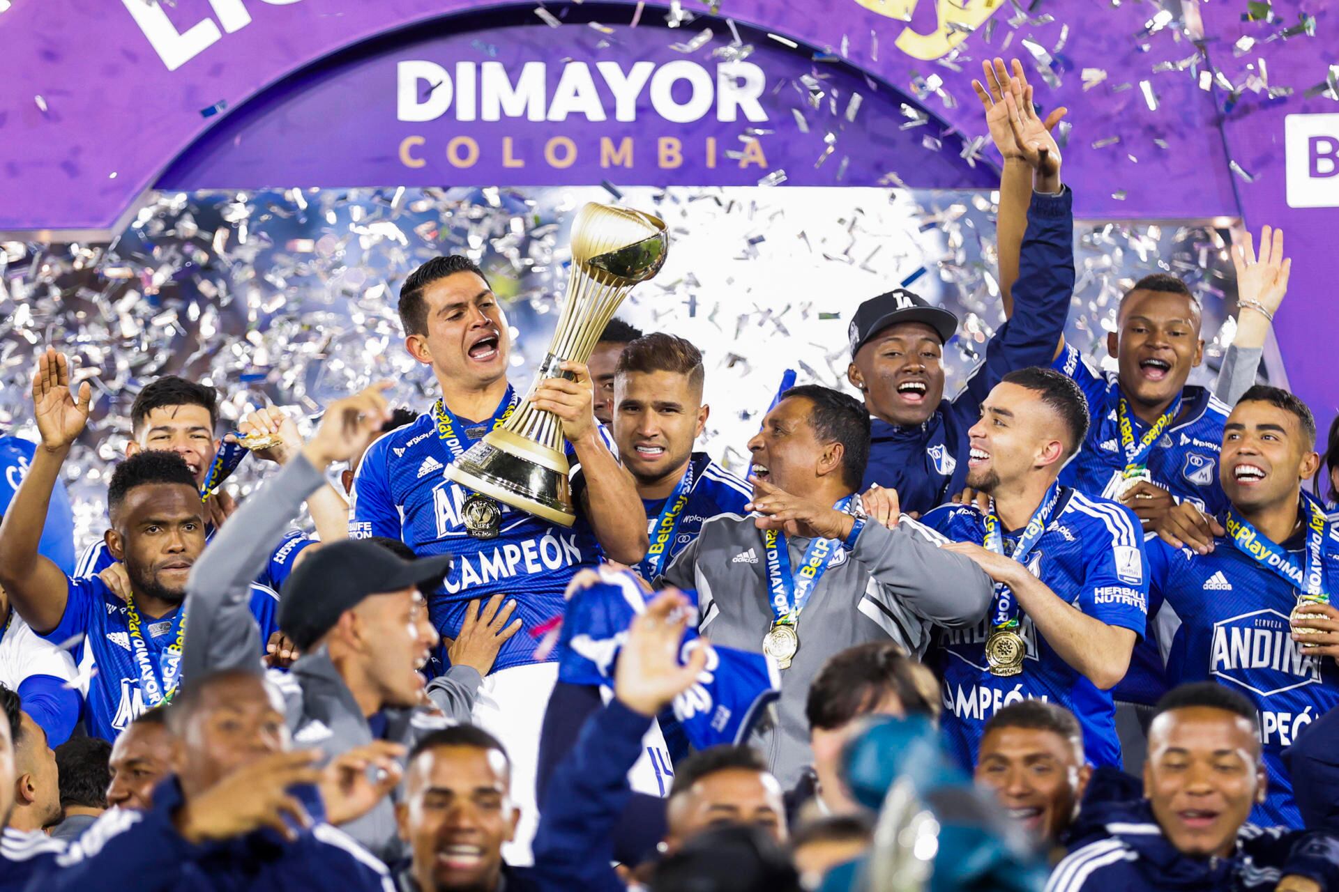 Los jugadores de Millonarios festejan el título de la Liga colombiana ante Nacional. EFE/ Mauricio Dueñas Castañeda