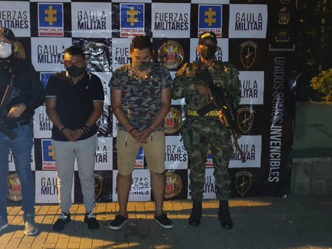 Judicializan dos policías que estaban extorsionando a una pareja en Medellín