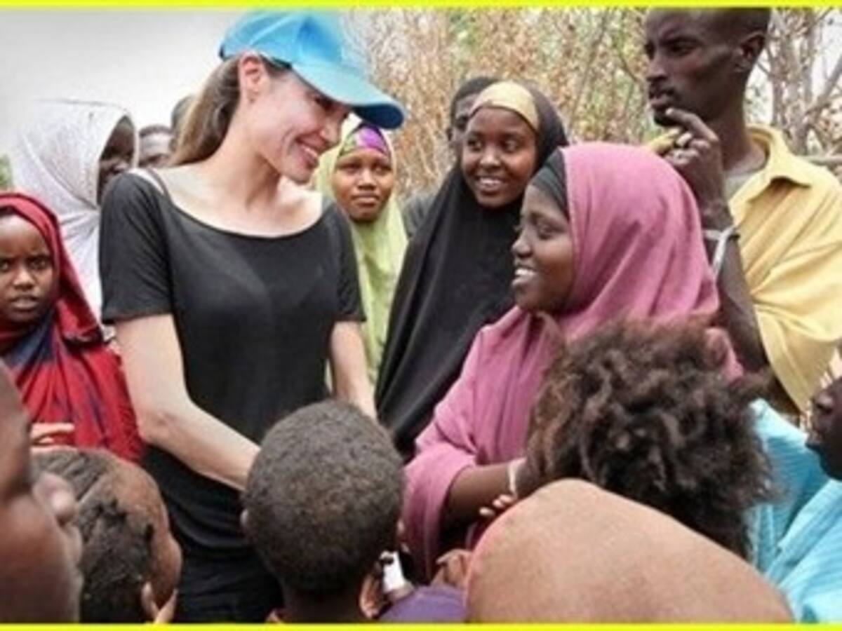 Angelina Jolie visita a refugiados sirios en la frontera turca
