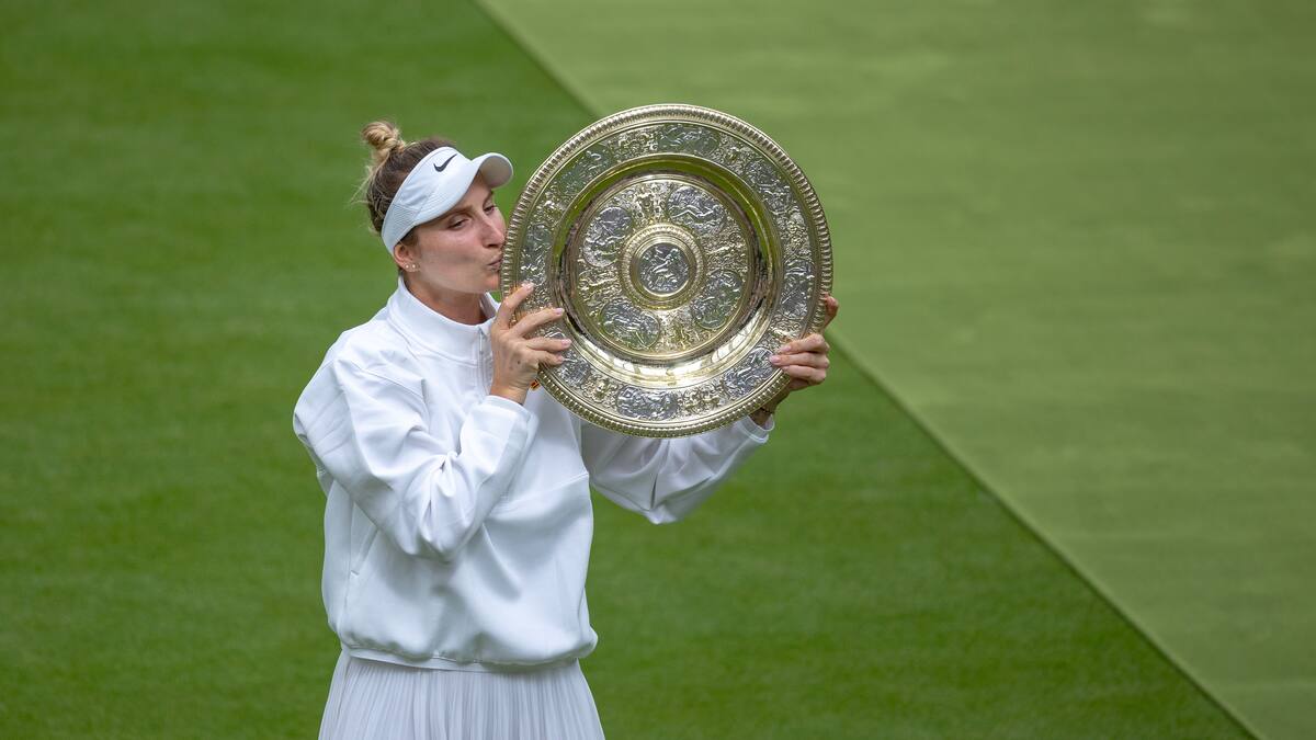 Marketa Vondrousova da la sorpresa ante Ons Jabeur y es la nueva campeona de Wimbledon