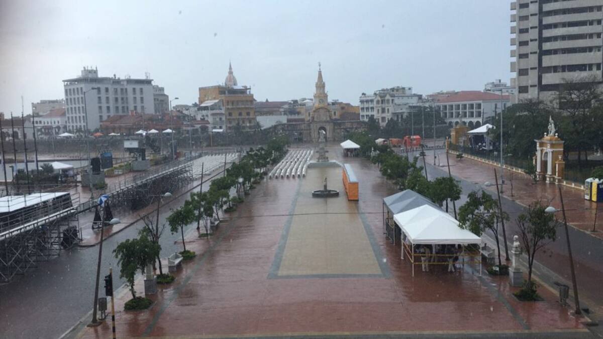 La lluvia un factor de improvisto en los preparativos para la firma del acuerdo. 