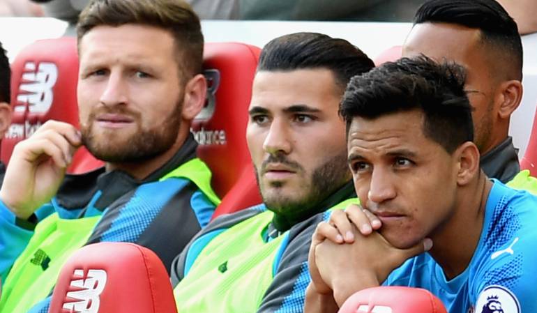 Cara de los jugadores en la banca del Arsenal, mientras veían el partido que disputaba su equipo frente al Liverpool.