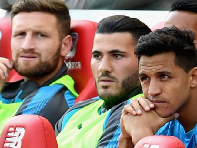 Cara de los jugadores en la banca del Arsenal, mientras veían el partido que disputaba su equipo frente al Liverpool.