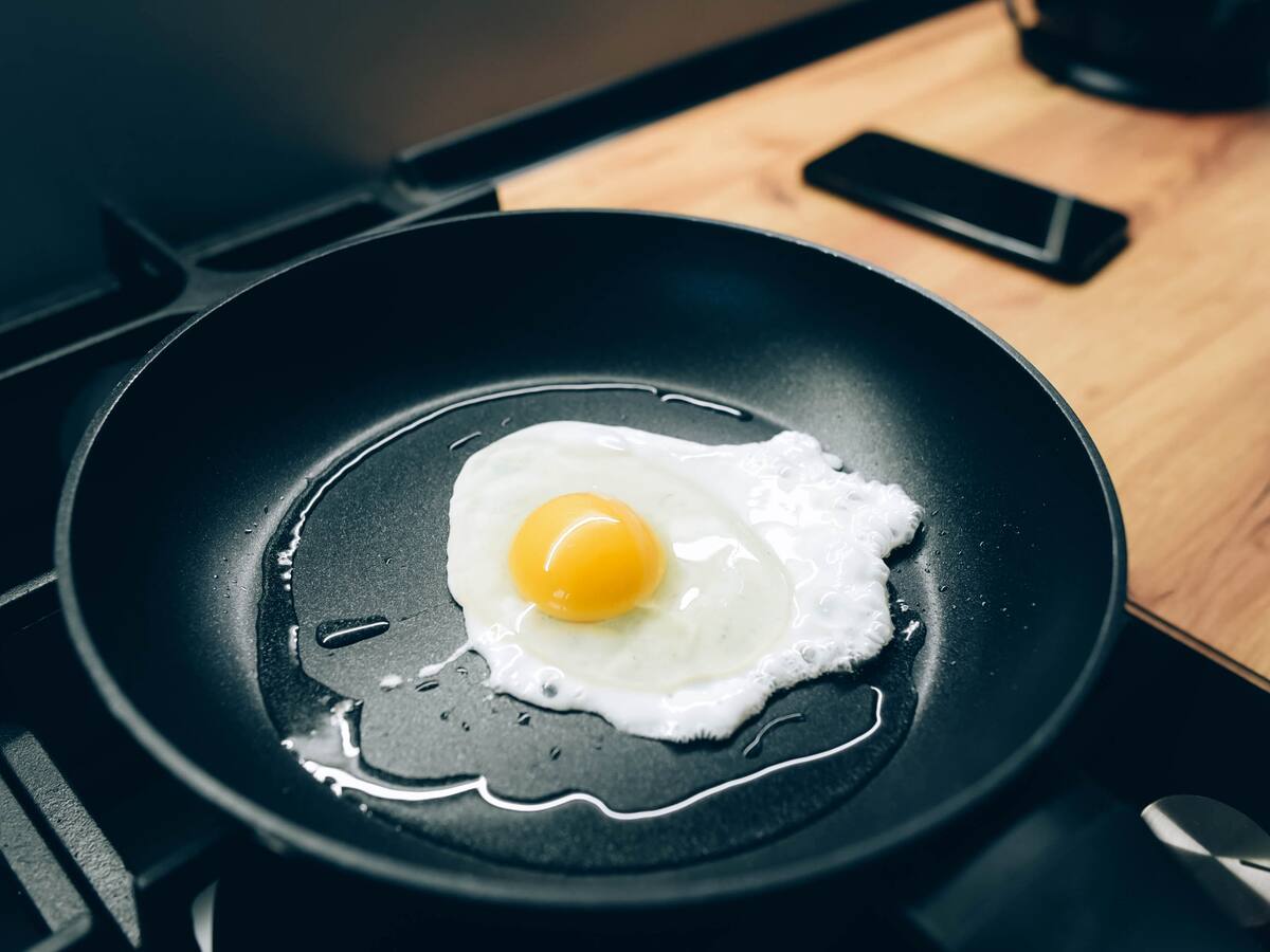 Truco efectivo para que la yema del huevo frito quede líquida: El tiempo es clave
