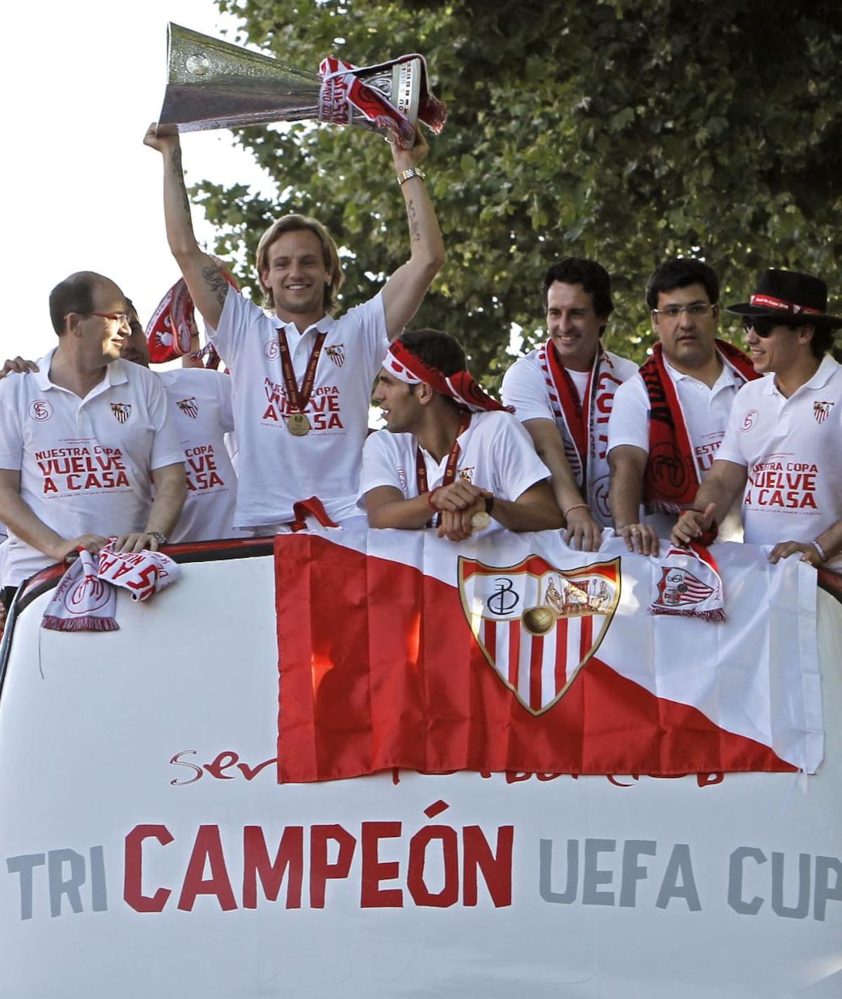 Sevilla, con el colombiano Carlos Bacca, que derrotó al Benfica y se coronó campeón de Europa por tercera vez, llegó a su ciudad y prendió la celebración con sus hinchas.