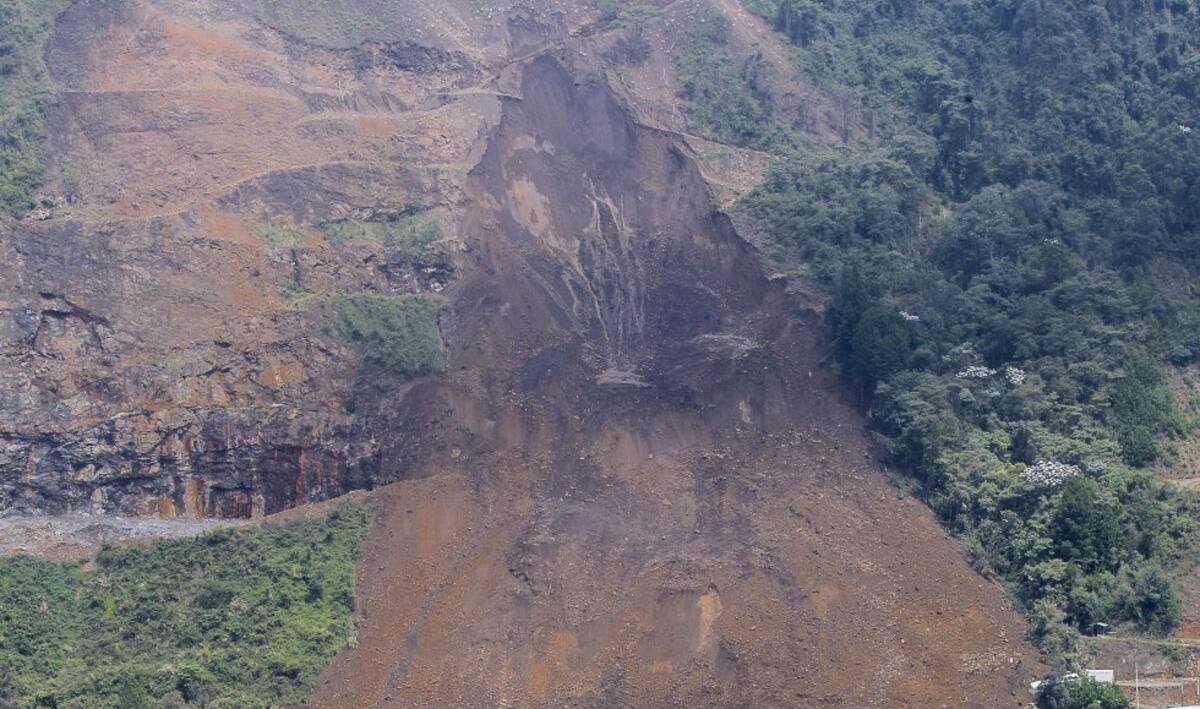 Las personas que pretenden viajar por la autopista Medellín-Bogotá deberán tomar dos rutas alternas, debido a la caída de tierra en el kilómetro 13, la cual taponó los cuatro carriles.