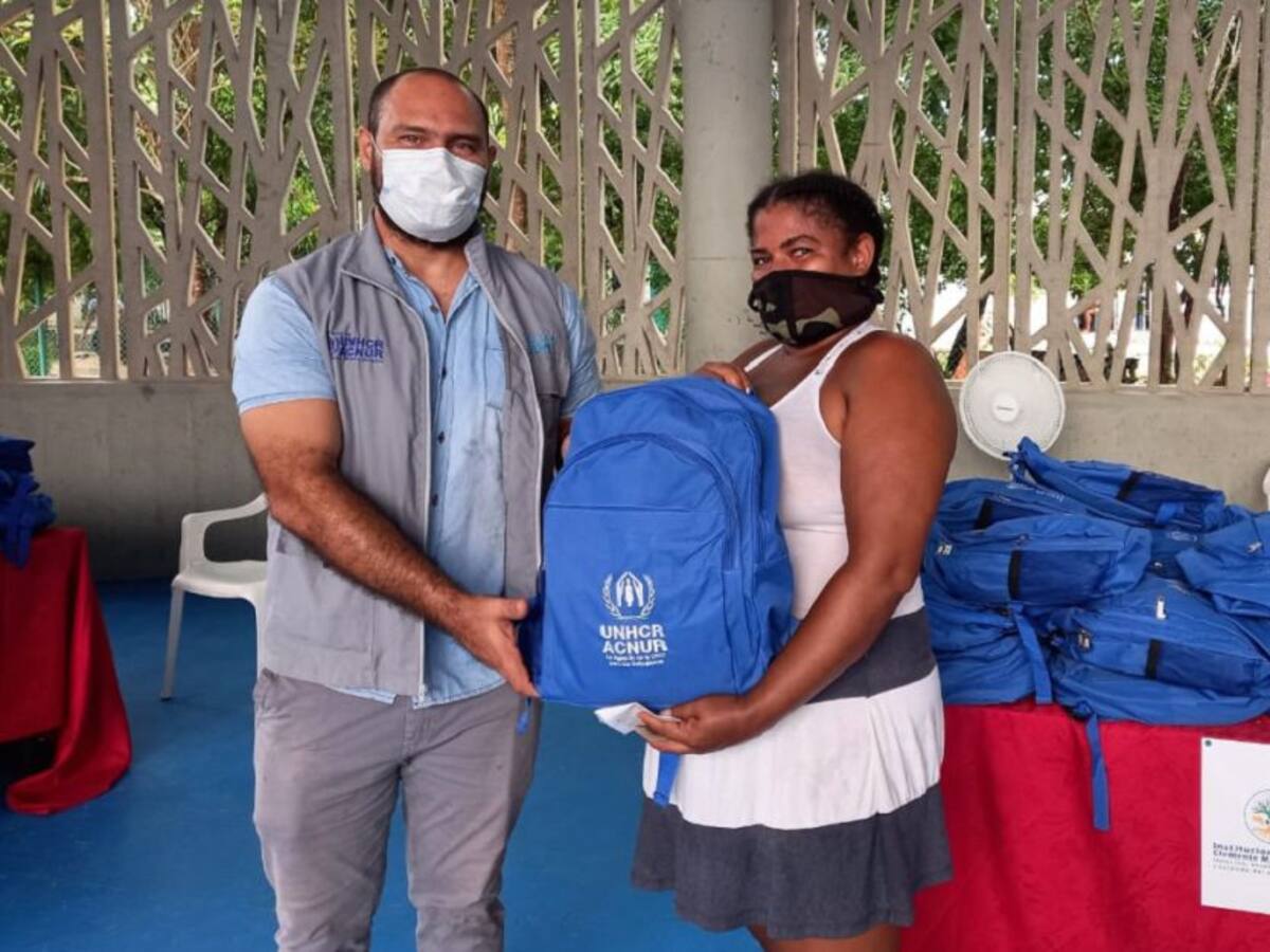 Entregan kits escolares a estudiantes migrantes en Cartagena