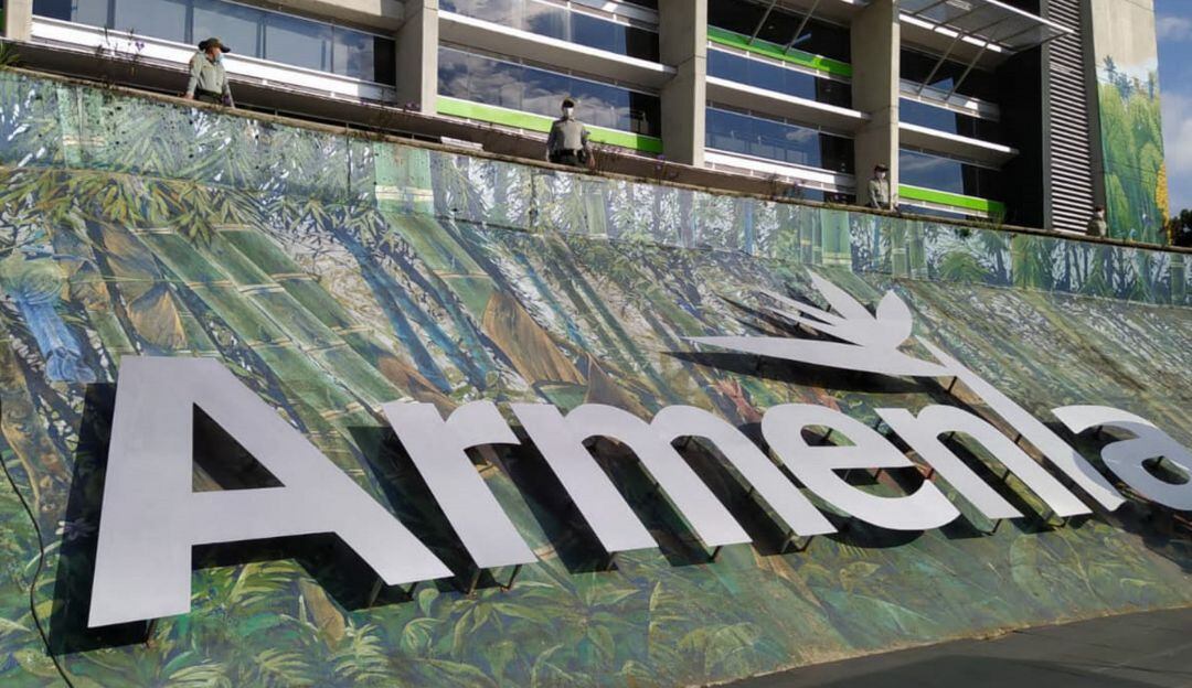 Letrero Armenia en plaza de la quindianidad