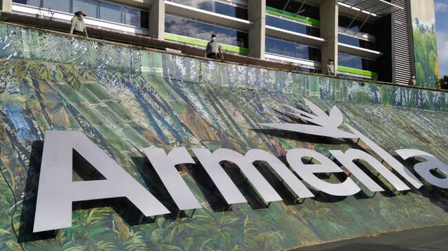 Letrero Armenia en plaza de la quindianidad