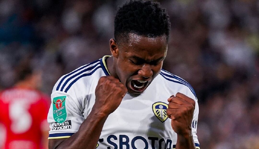 Luis Sinisterra festeja su primer gol con el Leeds United.