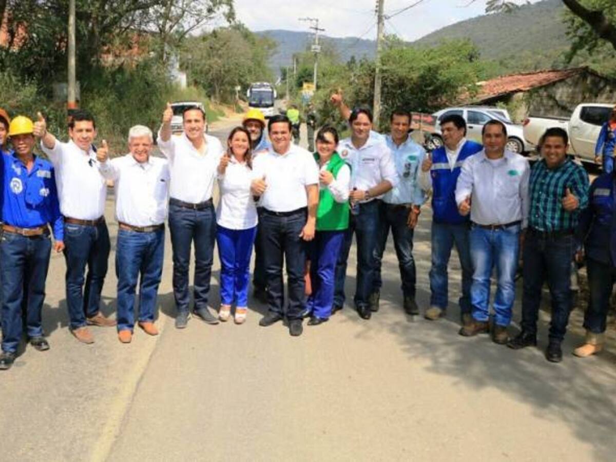 Pavimentan primeros kilómetros de la carretera Charalá-Duitama