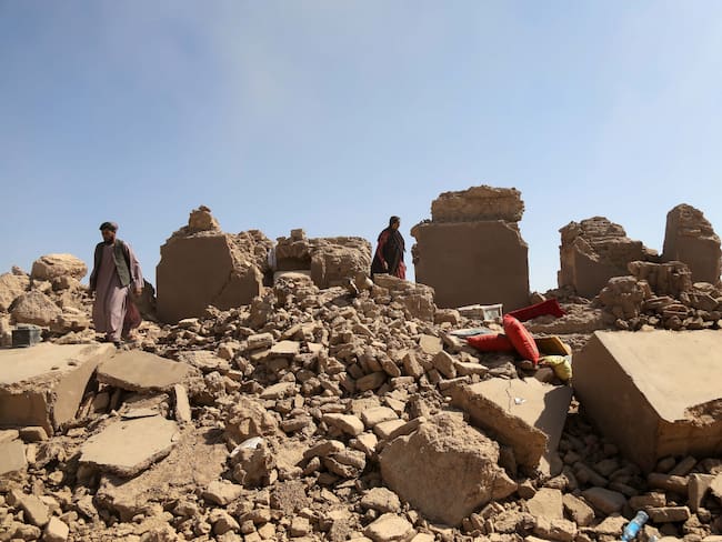 La gente rescata sus pertenencias entre los escombros de su casa en el distrito Zinda Jan de Herat, Afganistán, azotado por el terremoto, 10 de octubre de 2023. (Terremoto/sismo, Afganistán) EFE/EPA/SAMIULLAH POPAL