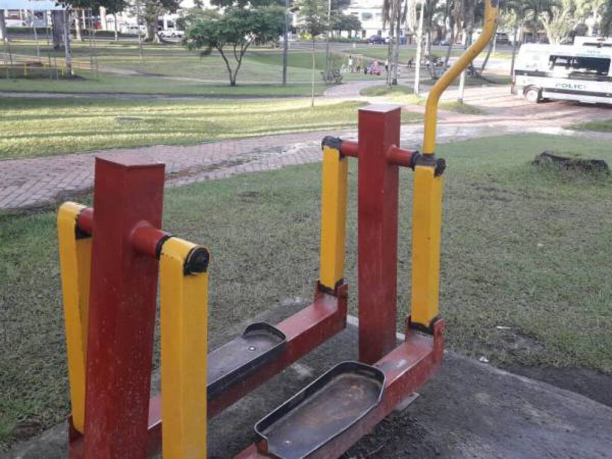 El gimnasio al aire libre del Parque Olaya está inservible