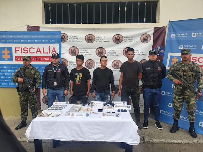 Tres presuntos integrantes del Clan del Golfo, capturrados en Ituango, Antioquia. Foto: Ejército.