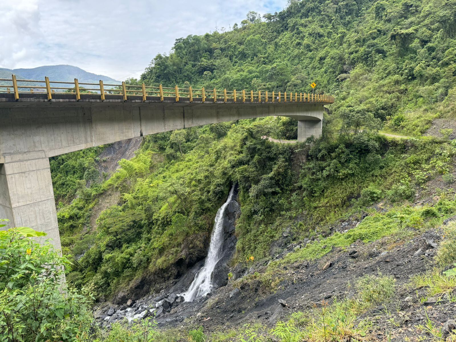 El Puente Chorro Blanco presenta fisuras y desplazamiento de la estructura. Foto | Caracol Radio
