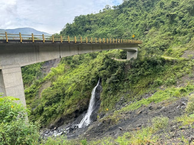 El Puente Chorro Blanco presenta fisuras y desplazamiento de la estructura. Foto | Caracol Radio