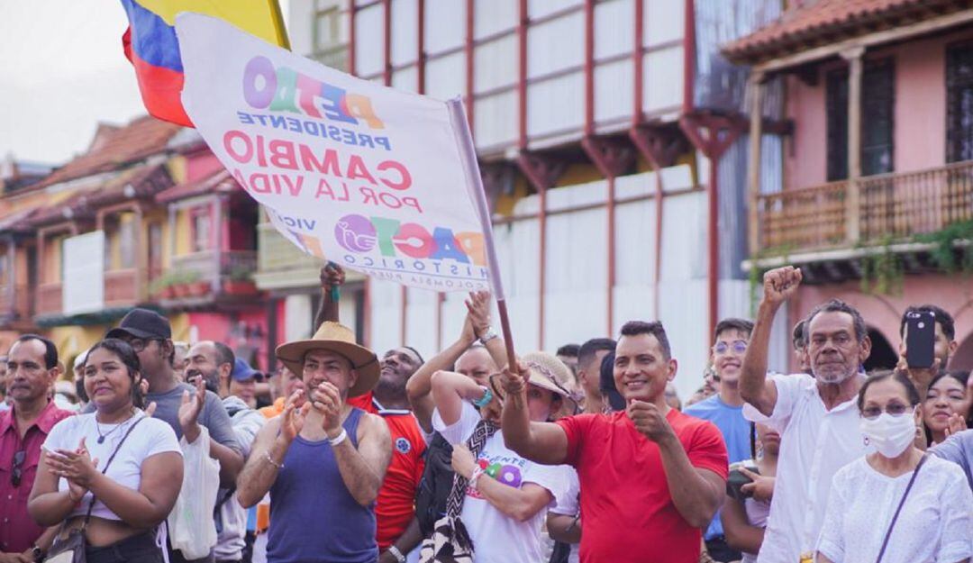 La ciudadanía participó de la transmisión en vivo, donde también hubo una presentación del grupo Ballet Folclórico Calenda