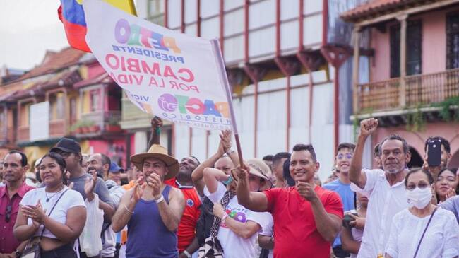 La ciudadanía participó de la transmisión en vivo, donde también hubo una presentación del grupo Ballet Folclórico Calenda