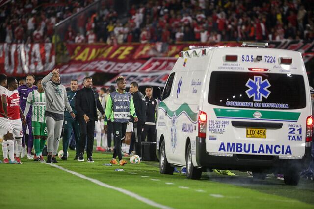 Andrés Román es atendido tras desplomarse en pleno partido en El Campín / Colprensa.