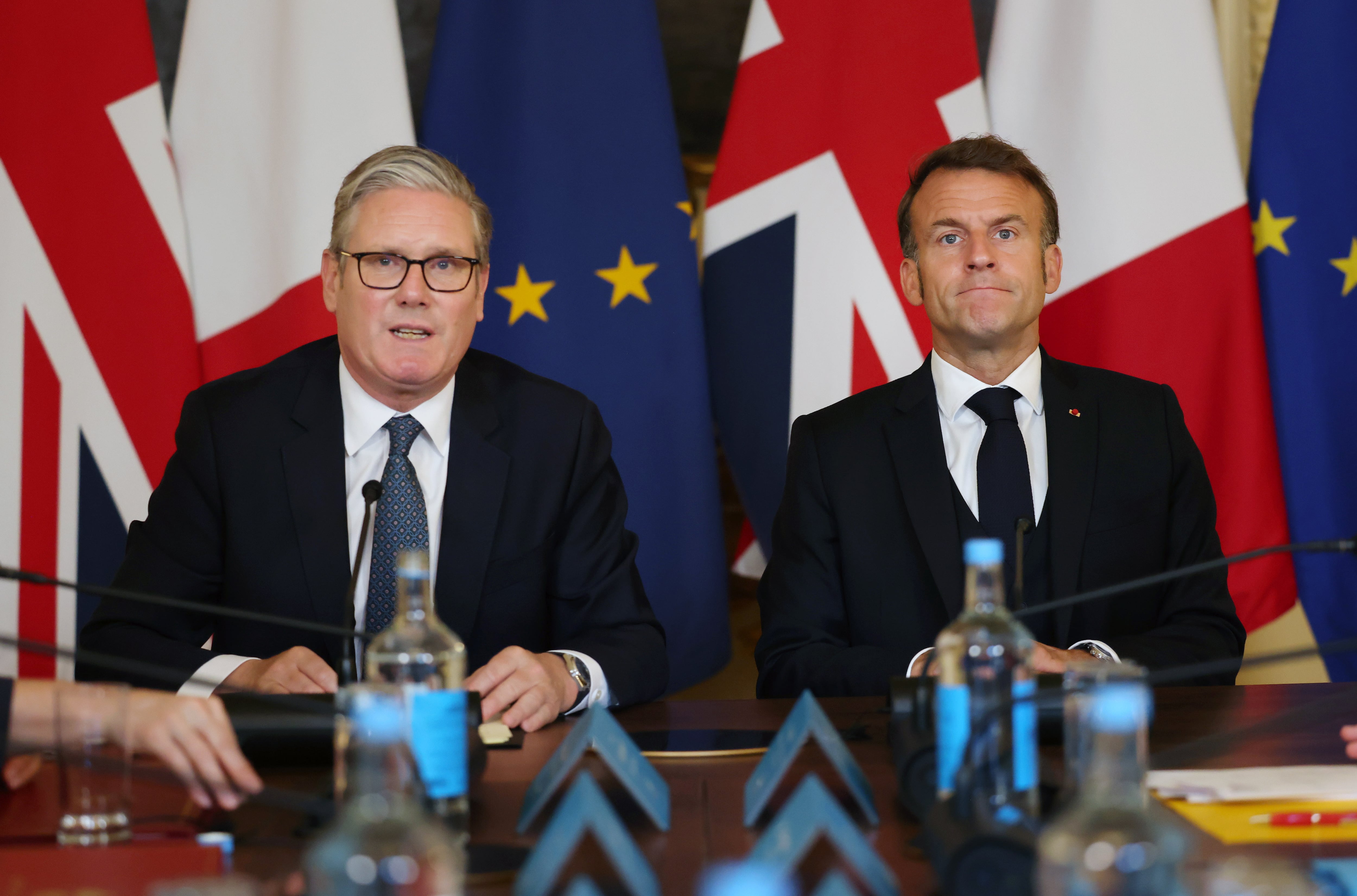 LONDON (United Kingdom), 10/07/2025.- British Prime Minister Keir Starmer (L) and French President Emmanuel Macron (R) speak during a UK-France Summit at 10 Downing Street in London, Britain, 10 July 2025. President Macron and his wife Brigitte are on a three-day state visit to Britain. (Francia, Reino Unido, Londres) EFE/EPA/ANDY RAIN / POOL