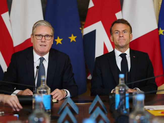 LONDON (United Kingdom), 10/07/2025.- British Prime Minister Keir Starmer (L) and French President Emmanuel Macron (R) speak during a UK-France Summit at 10 Downing Street in London, Britain, 10 July 2025. President Macron and his wife Brigitte are on a three-day state visit to Britain. (Francia, Reino Unido, Londres) EFE/EPA/ANDY RAIN / POOL
