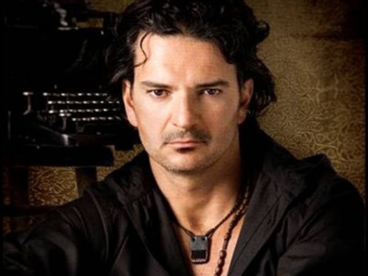Ricardo Arjona le canta al desamor, la soledad y a Cuba en su nuevo disco 'Poquita ropa'