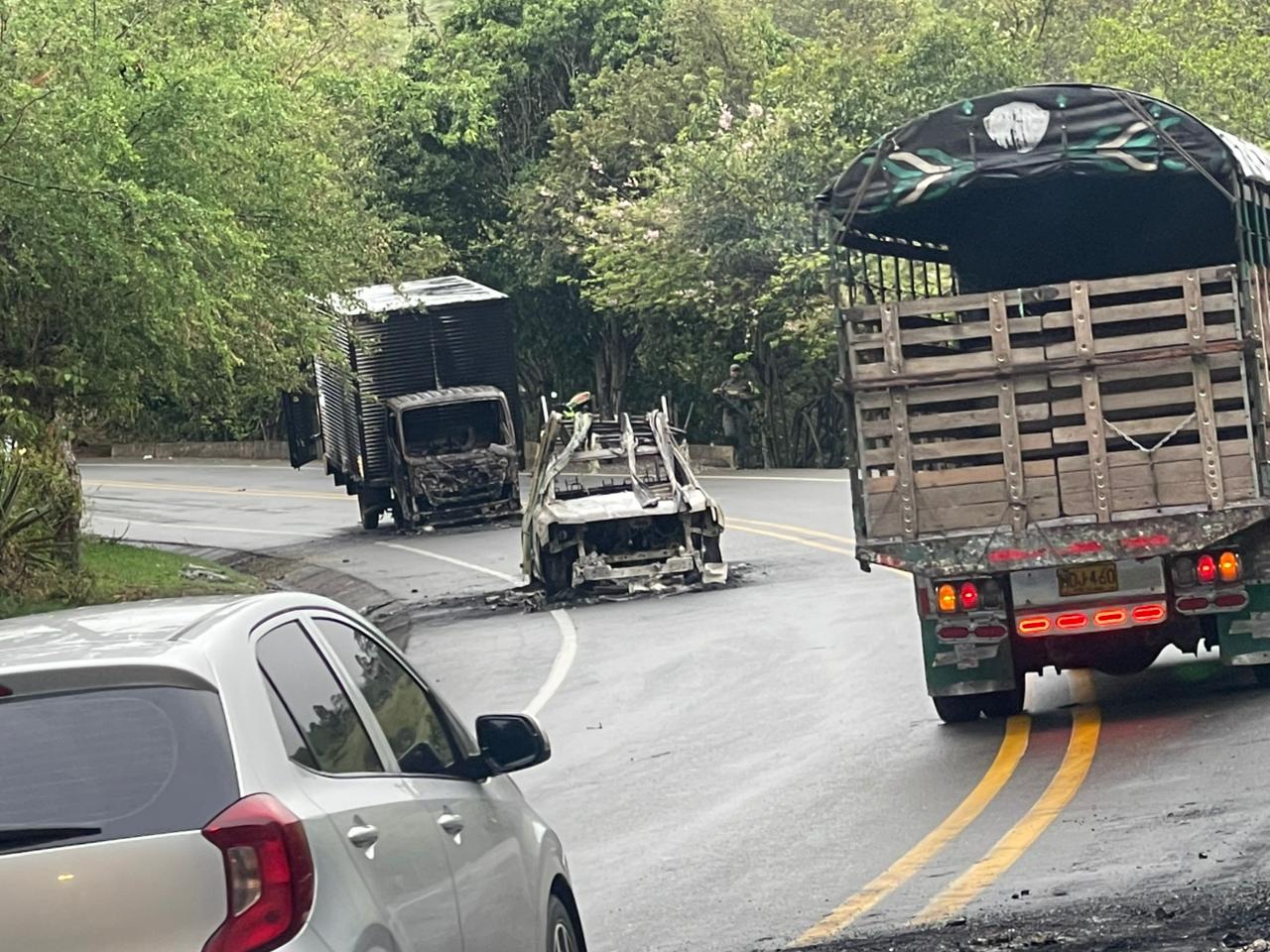 Policía atribuye quema de vehículos en vía Cali–Buenaventura a disidencias de las Farc - Foto: Policía Valle