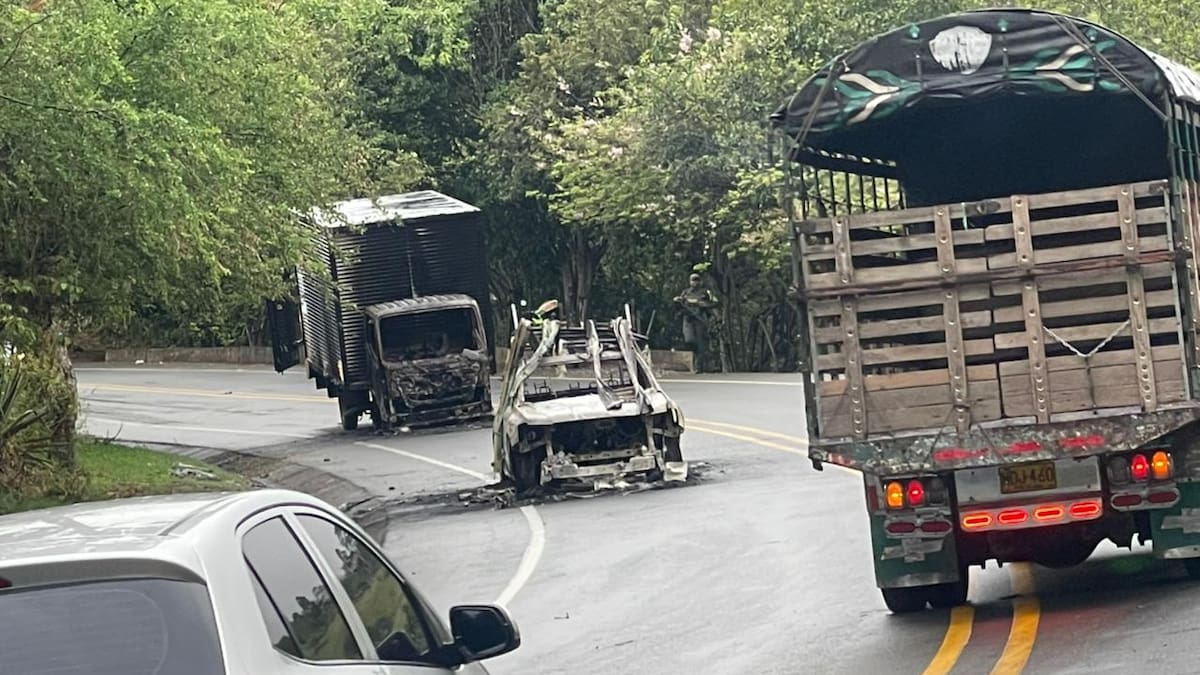 Policía atribuye quema de vehículos en vía Cali–Buenaventura a disidencias de las Farc