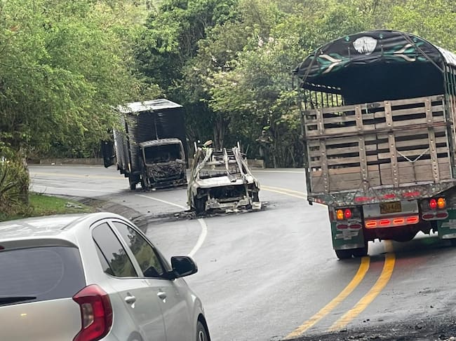 Policía atribuye quema de vehículos en vía Cali–Buenaventura a disidencias de las Farc - Foto: Policía Valle