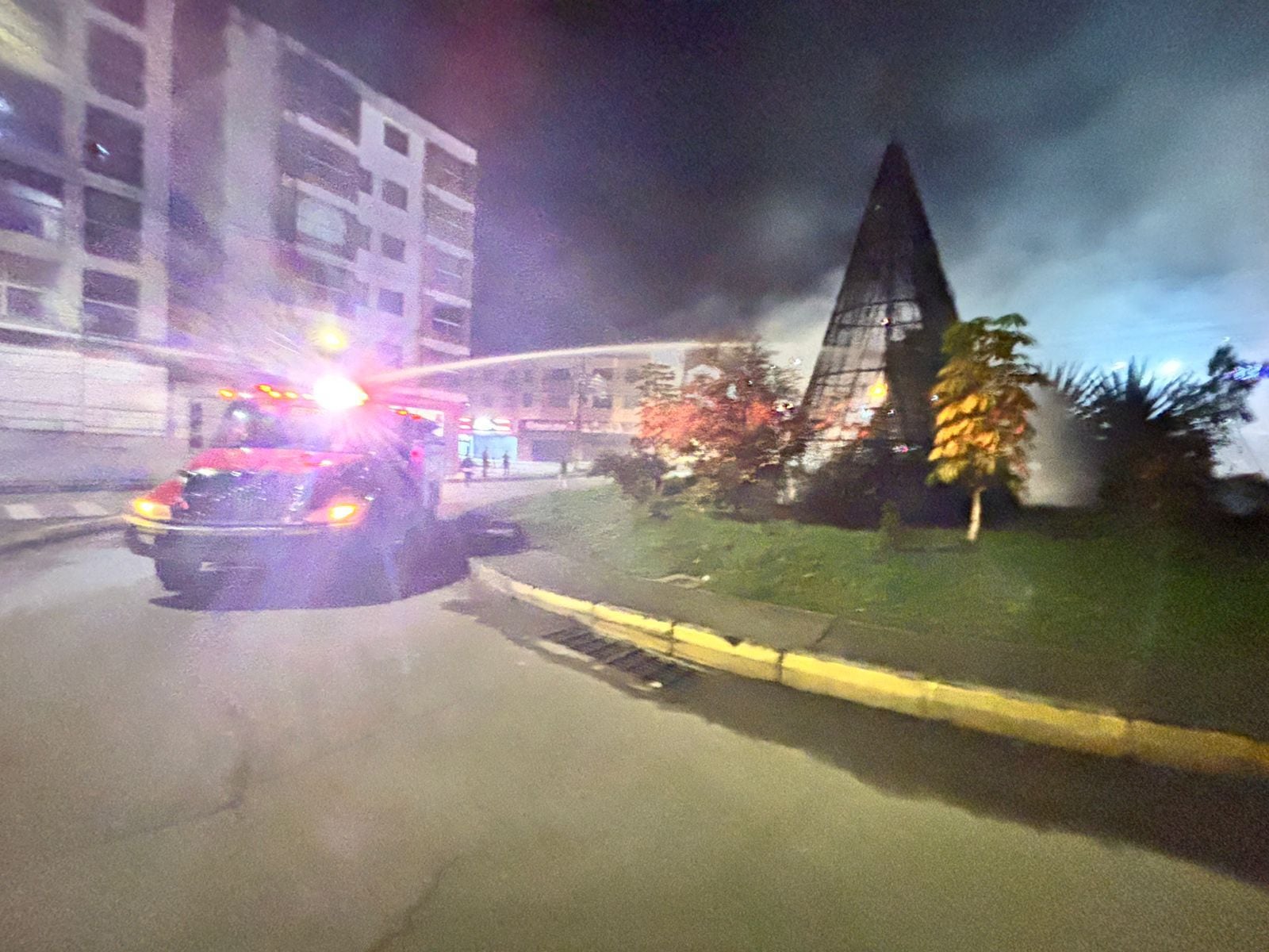 Árbol de navidad vandalizado por un hombre en Guarne. Foto: Alcaldía de Guarne.