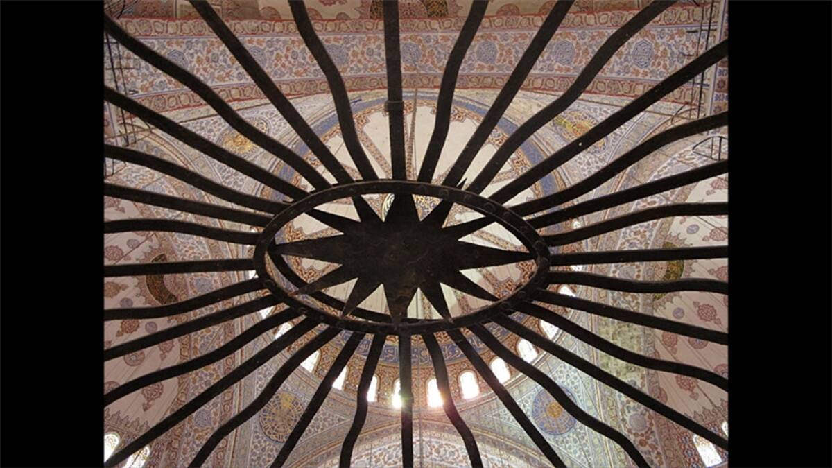 “Una mujer indígena a las afueras del restaurante "Los azulejos" en la ciudad de México, esperando ser contratada en la cocina. Frente a ella una rendija que parece separar a dos mundos en esta misma calle”. Por Slatiel Figueroa de la Rosa