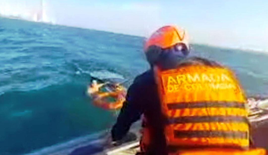 La tabla del deportista sufrió una avería quedando a la deriva en mar abierto