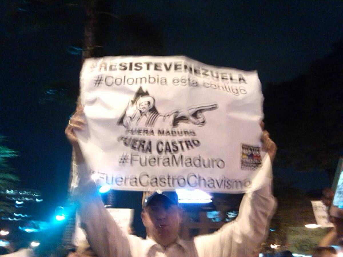 Decenas de venezolanos y colombianos que los apoyaban se manifestaron con pancartas en contra del Gobierno de Nicolás Maduro.